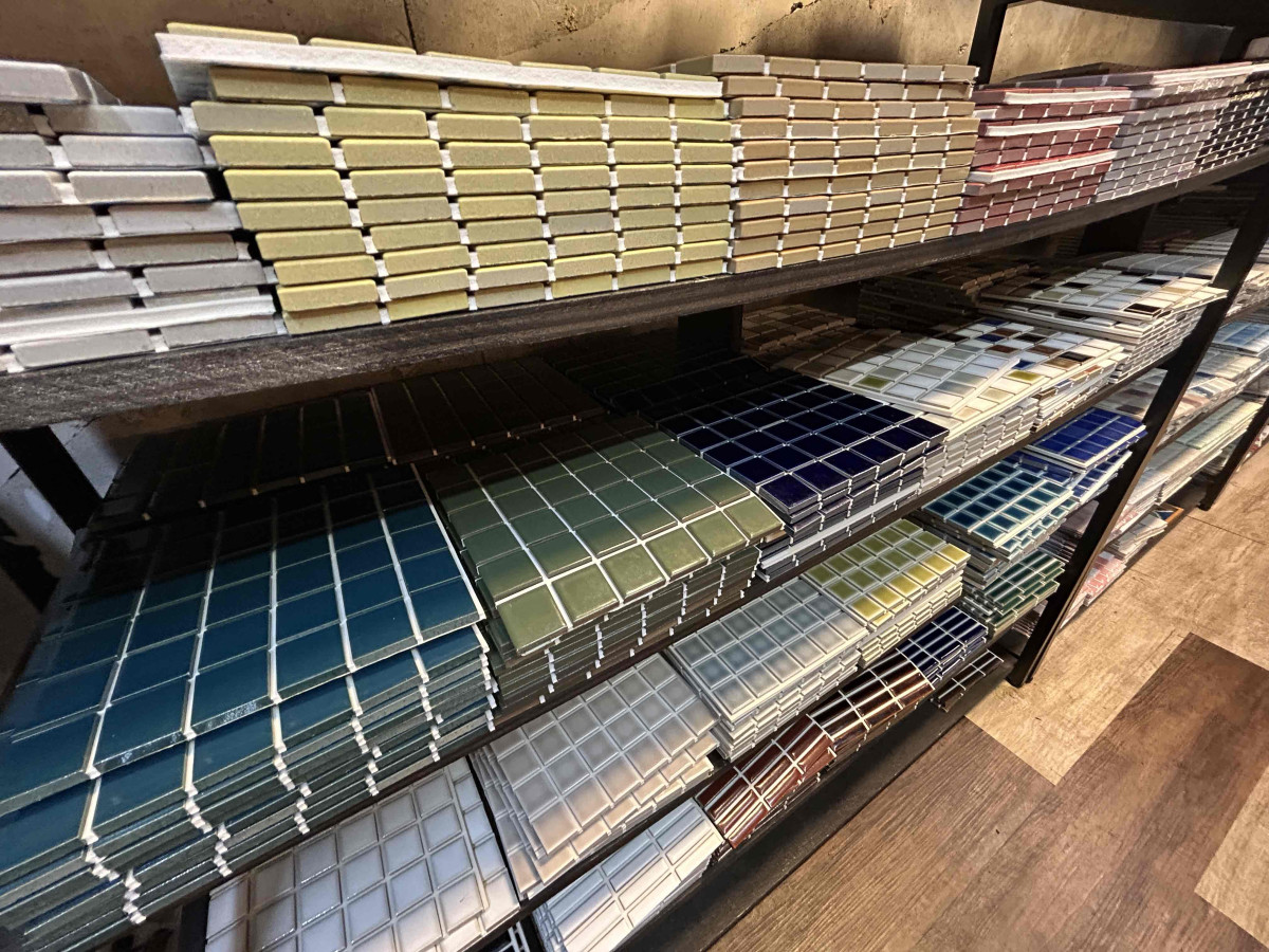 店内に並ぶ色とりどりのタイルシール